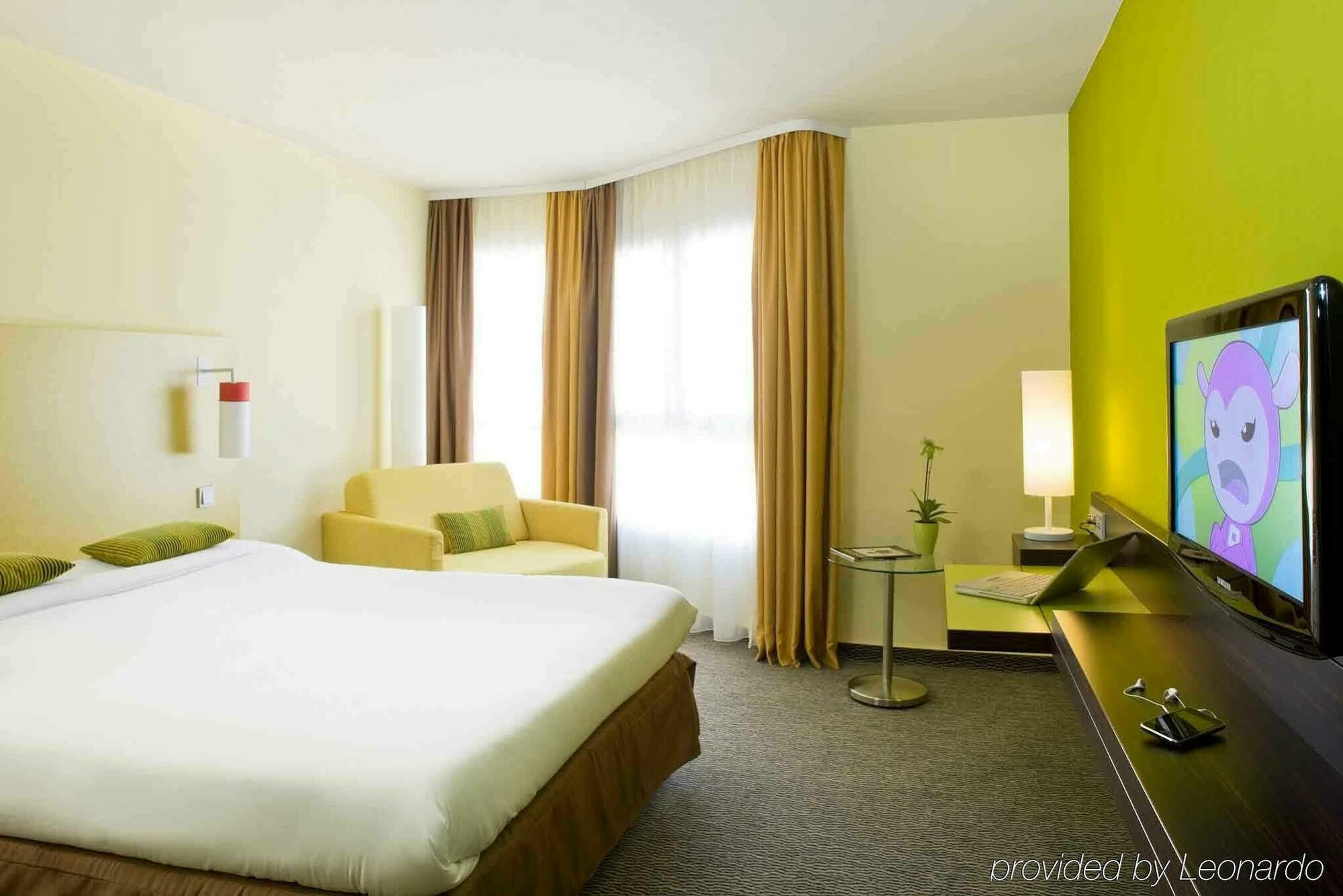 Ibis Styles Nice Centre Port Exterior photo
